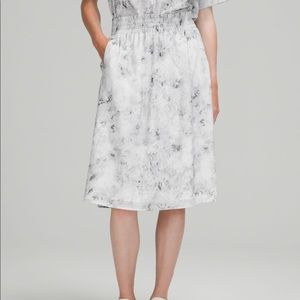 NWT Lightweight Pull-On Super-High-Rise Midi Skirt
Aquila Rhino Grey Multi Sz 14